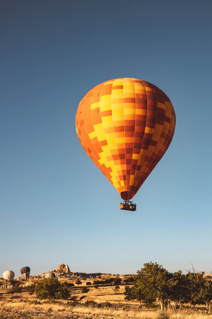 Montgolfière jaune rouge s'envolant du terrain