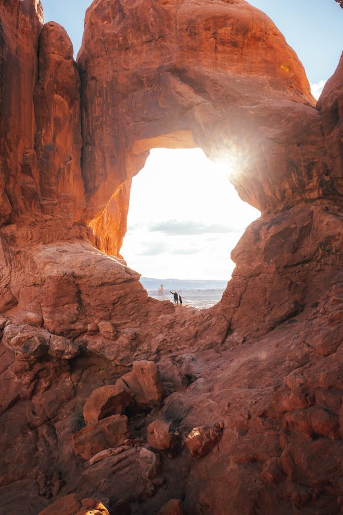 un couple de personnes debout au milieu d'une grotte