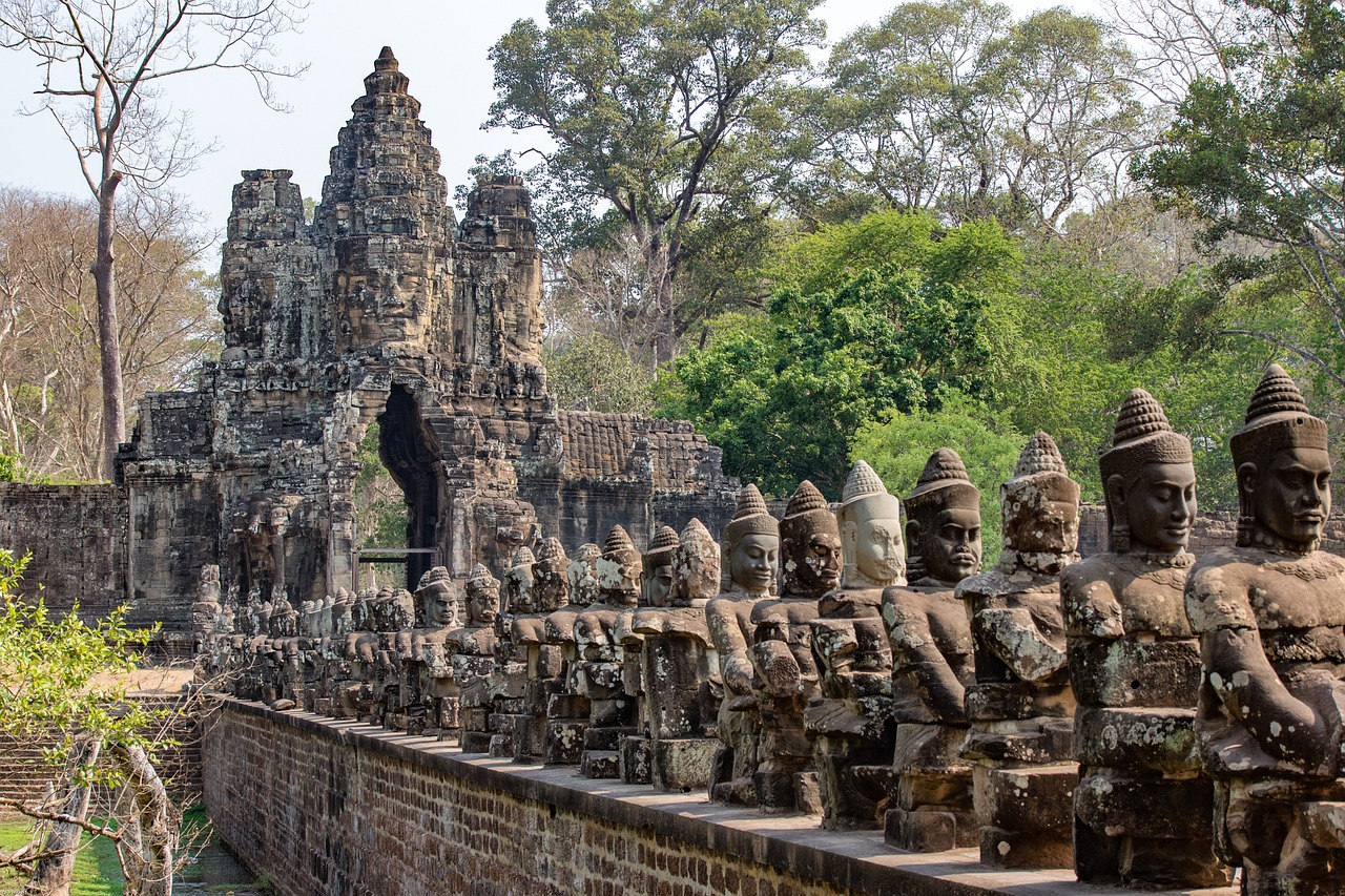 découvrez le majestueux site d'angkor, un trésor archéologique du cambodge. plongez dans l'histoire fascinante des temples anciens, notamment angkor wat, et explorez la beauté exceptionnelle de cette merveille architecturale au cœur de la jungle.