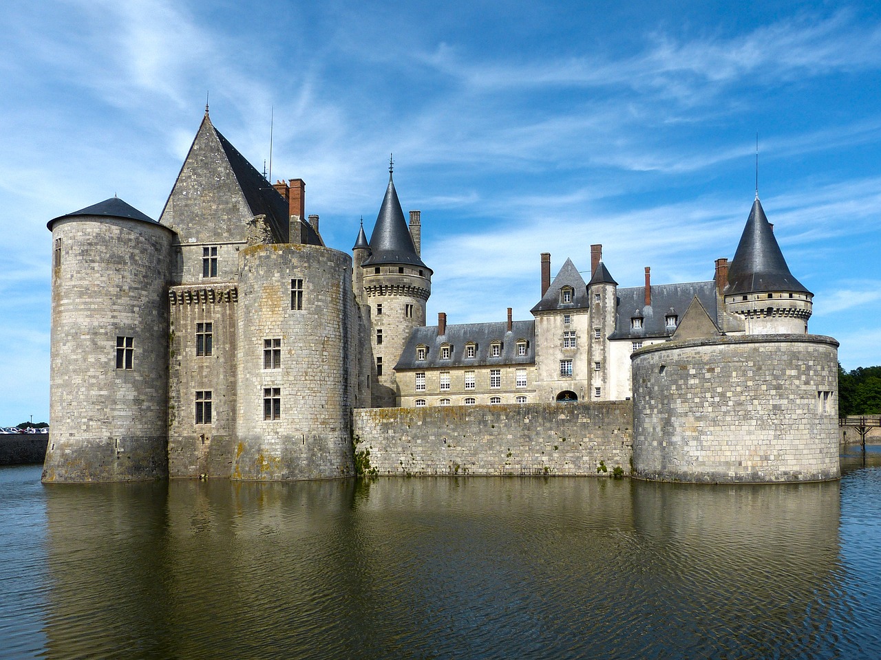 explorez la beauté de la loire, véritable fleuve des rois, qui serpente à travers des paysages pittoresques, des châteaux majestueux et des villages charmants. découvrez les richesses culturelles, naturelles et historiques de cette région unique en france.