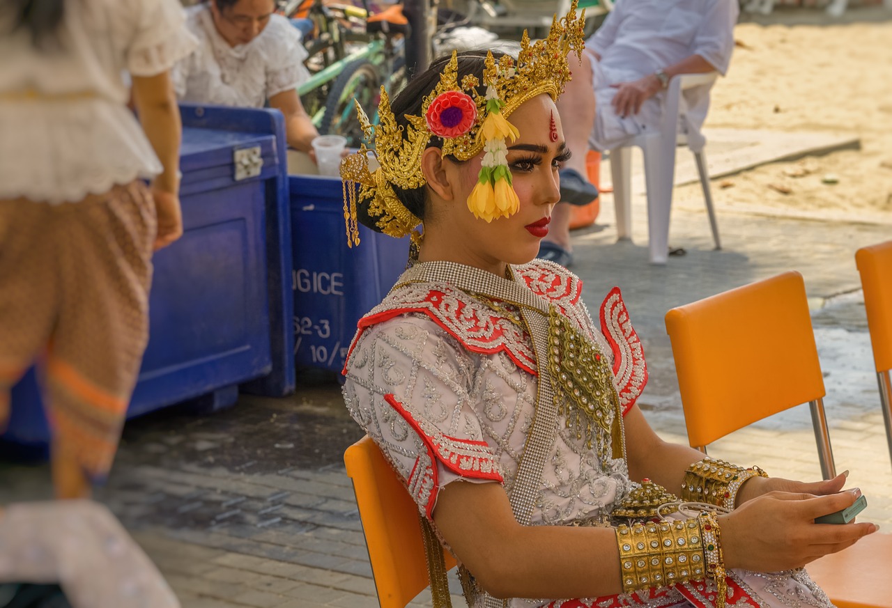 découvrez songkran, la fascinante fête thaïlandaise marquant le nouvel an, célèbre pour ses batailles d'eau joyeuses et ses rituels traditionnels. plongez dans cette célébration culturelle unique mêlant spiritualité et plaisir, et explorez les traditions vibrantes et les festivités qui font de songkran un moment inoubliable en thaïlande.