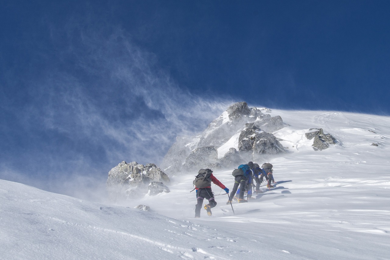 découvrez l'escalade en extérieur, une aventure excitante qui combine défi physique et beauté naturelle. parfait pour les amateurs de sensations fortes, explorez les meilleures falaises et sites d'escalade à travers le monde tout en profitant de la nature.