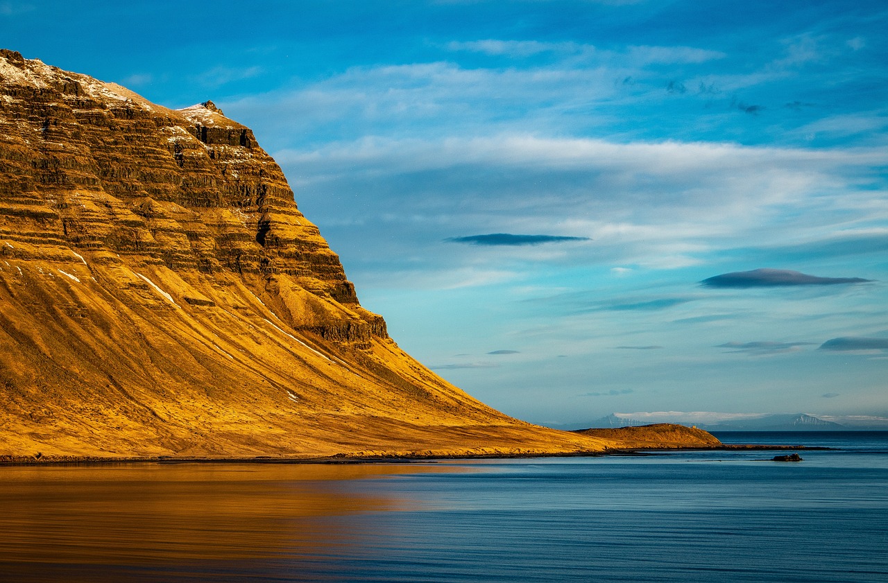 découvrez l'islande, une terre de paysages à couper le souffle, de volcans majestueux, de geysers impressionnants et de cascades spectaculaires. plongez dans la culture nordique, explorez les fjords époustouflants et admirez les aurores boréales dans ce pays unique où la nature et l'aventure s'entrelacent.