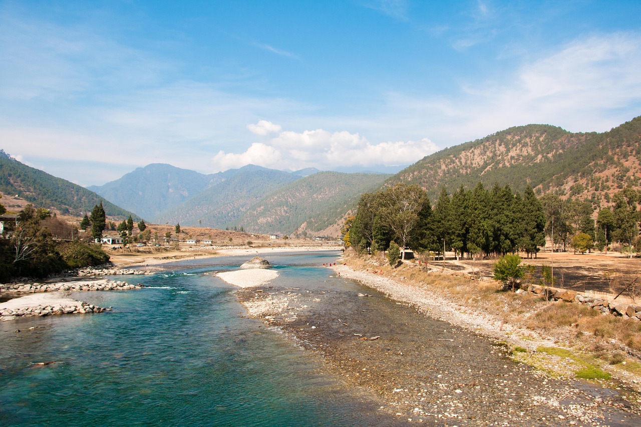 découvrez le bhoutan, le royaume mystérieux niché dans l'himalaya, célèbre pour sa culture riche, ses paysages époustouflants et sa philosophie du bonheur national brut. explorez ses monasteres majestueux, ses festivals colorés et son engagement envers la préservation de l'environnement.