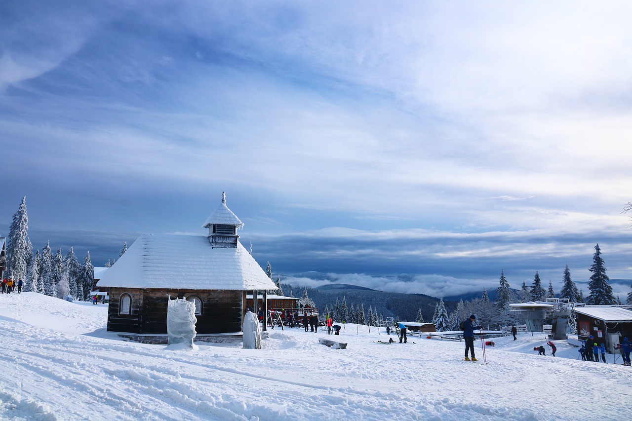 découvrez les merveilles du tourisme d'hiver : des paysages enneigés à couper le souffle, des activités sportives excitantes et des escapades cozy, le tout pour vivre des moments inoubliables au cœur de la saison hivernale.