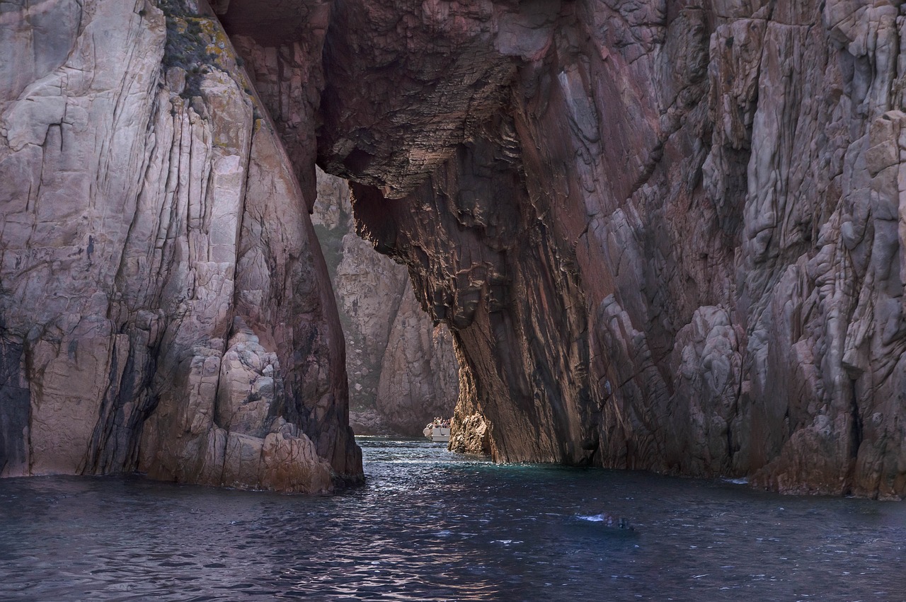 découvrez la fascinante culture corse, riche en traditions uniques, en gastronomie savoureuse et en paysages à couper le souffle. plongez dans l'histoire, la musique, l'artisanat et les festivités qui font de la corse une île à part, entre influences méditerranéennes et identité insulaire, offrant une expérience immersive inoubliable.