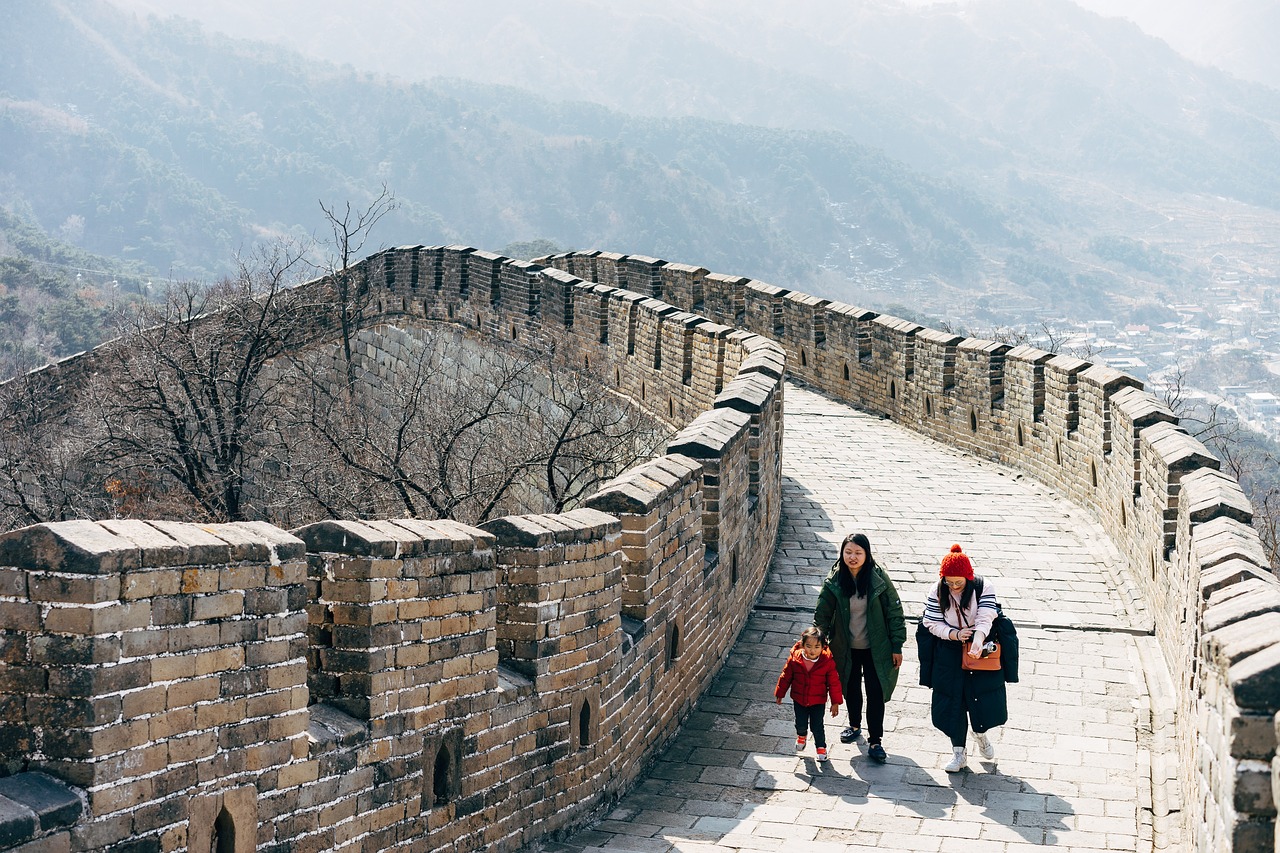 découvrez des destinations de voyage historiques captivantes, où le passé rencontre le présent. explorez des sites emblématiques, des monuments anciens et des cultures riches qui racontent l'histoire fascinante du monde. préparez votre prochaine aventure en plongeant dans l'héritage inestimable de l'humanité.