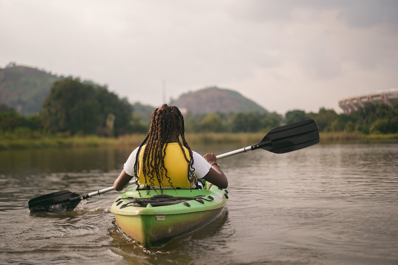 découvrez l'excitation du kayak : une aventure aquatique inoubliable qui vous rapproche de la nature. que vous soyez débutant ou expert, explorez des paysages époustouflants tout en pagayant sur des rivières, lacs ou en mer. parfait pour les amoureux de l'aventure et de loisirs en plein air.