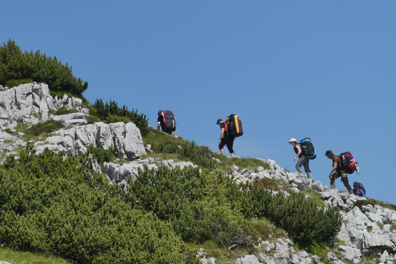 préparez-vous pour l'aventure en pleine nature avec notre guide de préparation pour le camping et l'exploration en extérieur. découvrez les essentiels à emporter pour profiter pleinement de votre expérience en plein air!