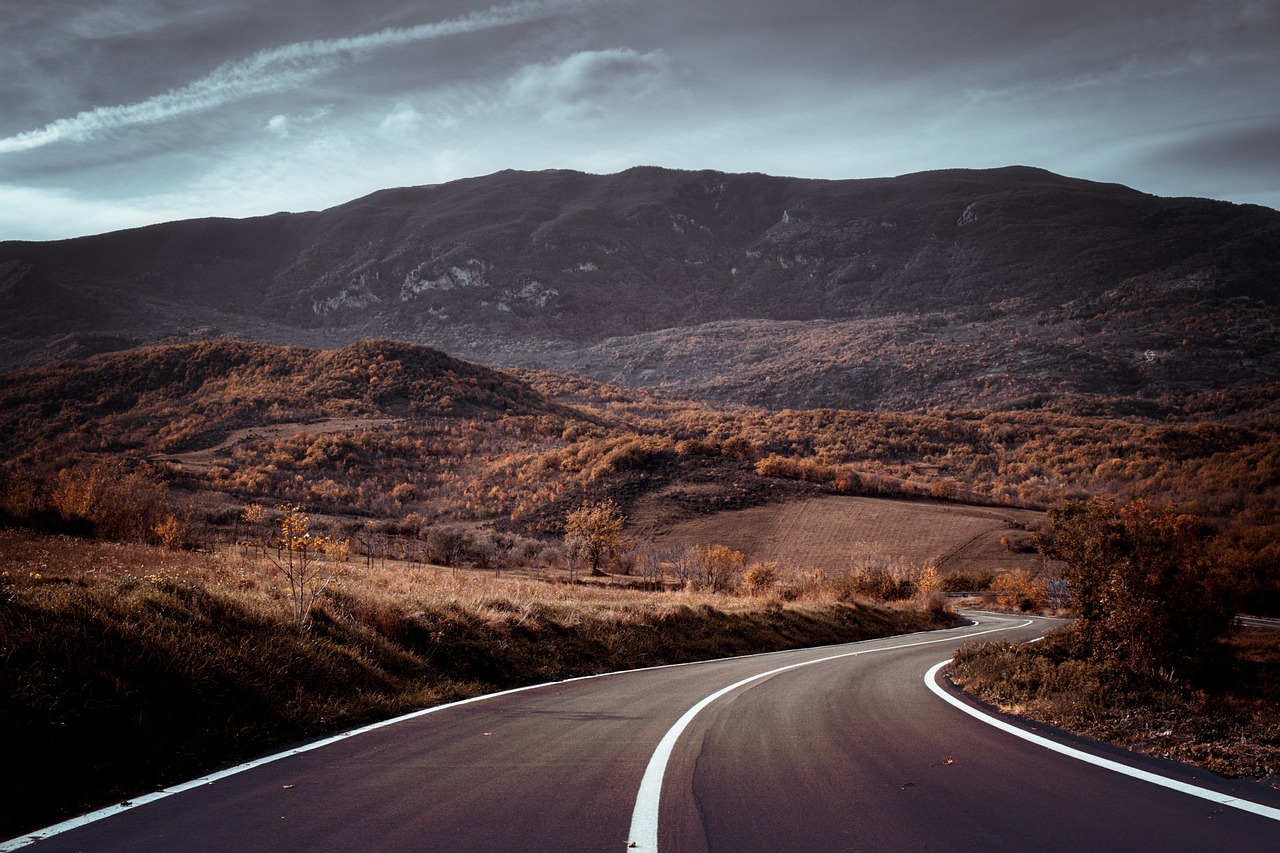 découvrez des routes panoramiques époustouflantes qui vous emmènent à travers des paysages pittoresques et des vues à couper le souffle. que vous soyez en voiture, à moto ou à vélo, laissez-vous séduire par la beauté naturelle de ces itinéraires enchanteurs.