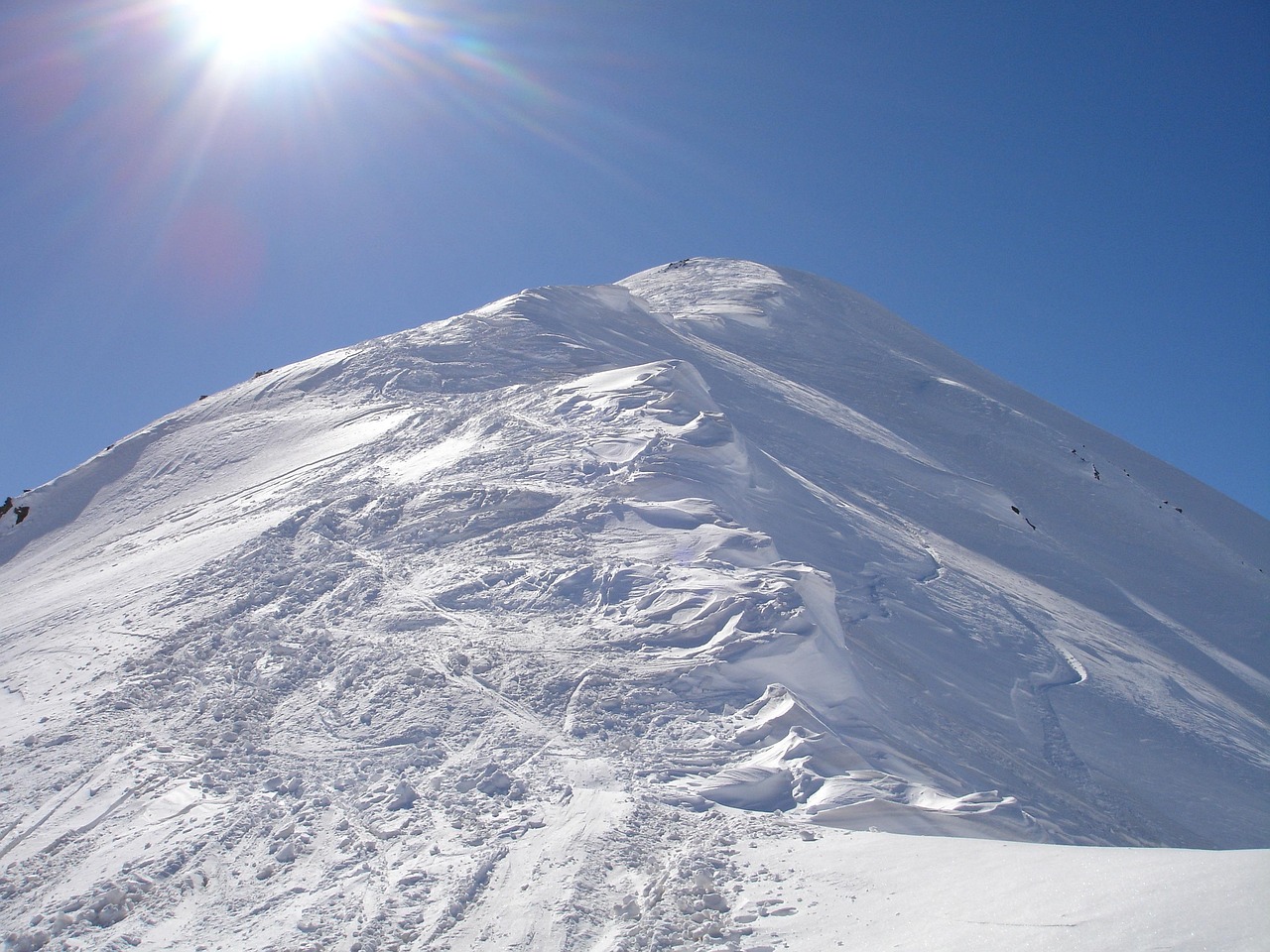 découvrez les expéditions en montagne, des aventures inoubliables au cœur de paysages grandioses. partez à l'assaut des sommets, explorez des sentiers cachés et vivez des expériences uniques en pleine nature.