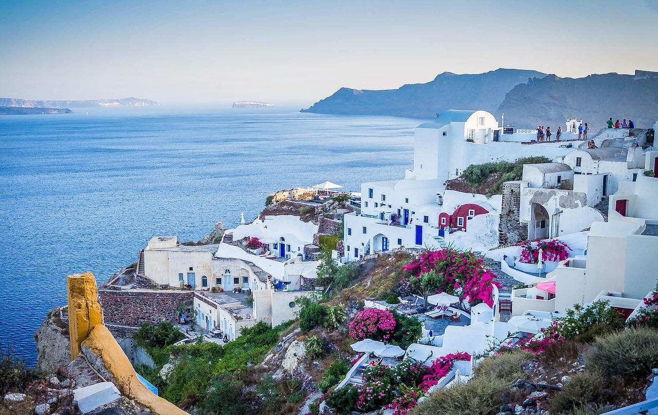 découvrez santorin, une île enchanteresse des cyclades, réputée pour ses maisons blanches aux dômes bleus, ses couchers de soleil époustouflants et ses plages de sable noir. partez à la rencontre de son histoire riche, de sa gastronomie savoureuse et de ses paysages à couper le souffle. une destination idéale pour les amateurs de romance et de nature.