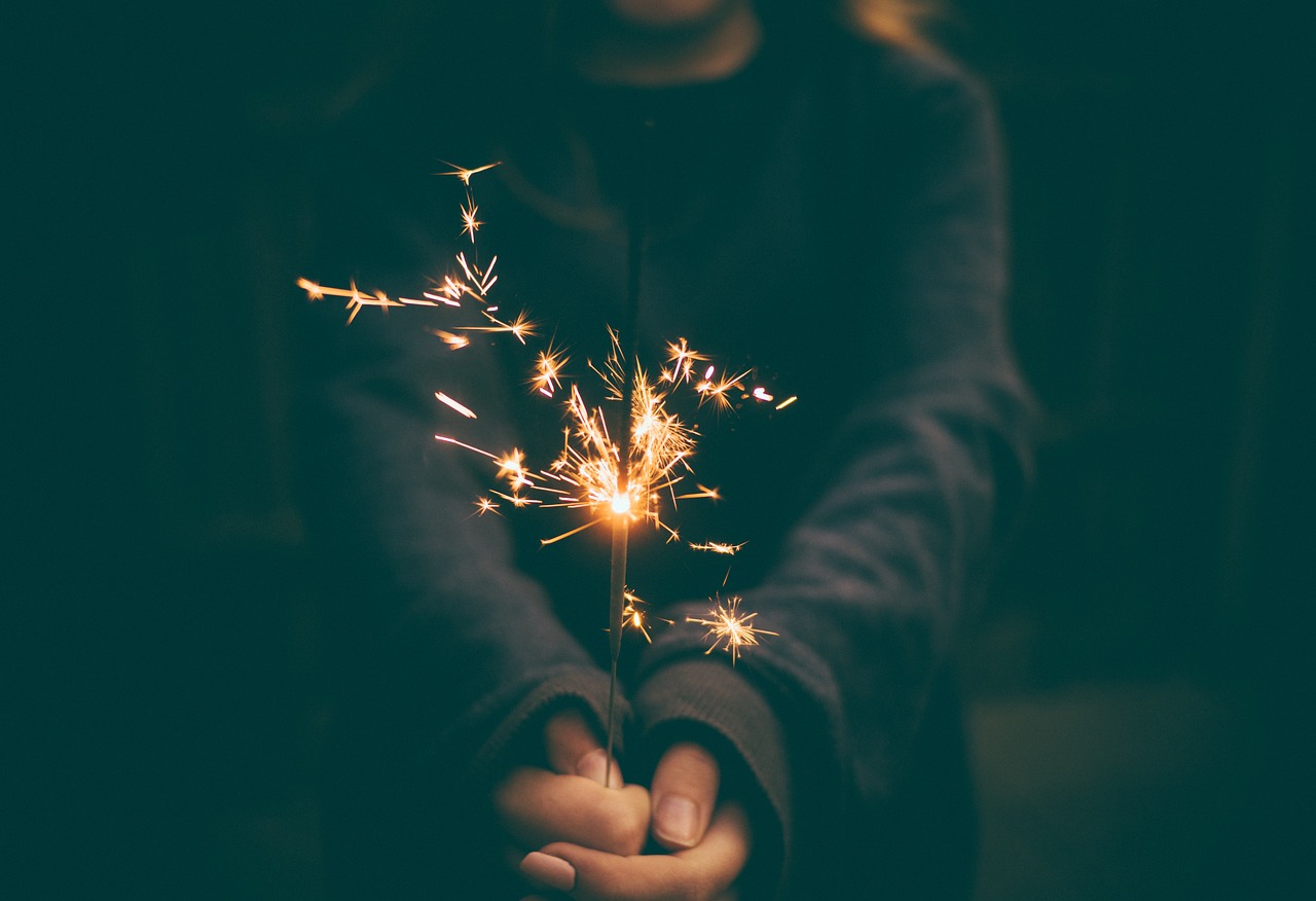 découvrez l'univers fascinant des feux d'artifice : des spectacles éblouissants illuminant le ciel nocturne, des conseils pour organiser vos propres événements pyrotechniques et des informations sur l'histoire de cet art éclatant.