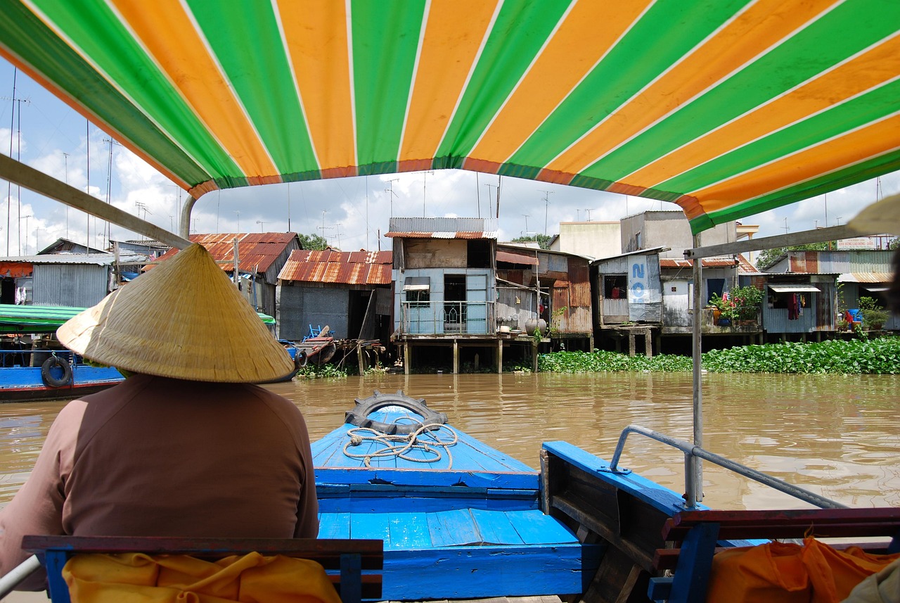 découvrez le mystère et la beauté du delta du mékong, une destination incontournable au vietnam. explorez ses rivières sinueuses, ses marchés flottants animés et sa riche biodiversité tout en vous immergeant dans la culture locale exceptionnelle. planifiez votre voyage au cœur de ce véritable paradis en asie.