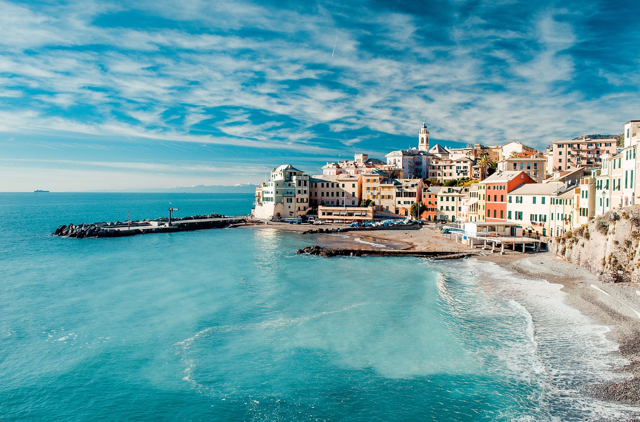 découvrez santorin, l'île grecque aux paysages enchanteurs, célèbre pour ses maisons blanches et ses couchers de soleil à couper le souffle. explorez ses plages de sable noir, ses villages pittoresques et savourez la gastronomie locale dans un cadre idyllique.