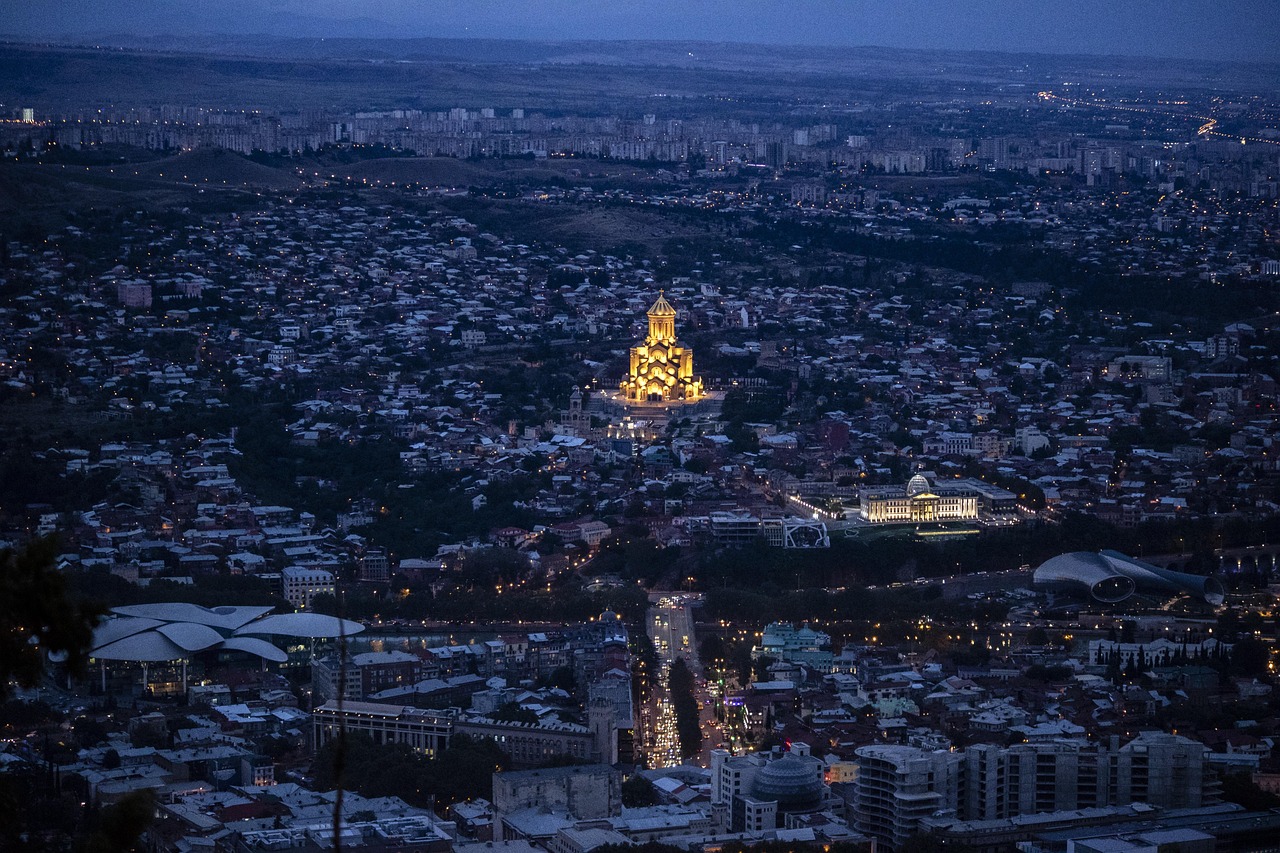 découvrez tbilisi, la capitale géorgienne au charme unique, où l'architecture ancienne rencontre la modernité. explorez ses ruelles pittoresques, savourez la cuisine locale délicieuse et imprégnez-vous de la riche culture et de l'hospitalité des habitants.