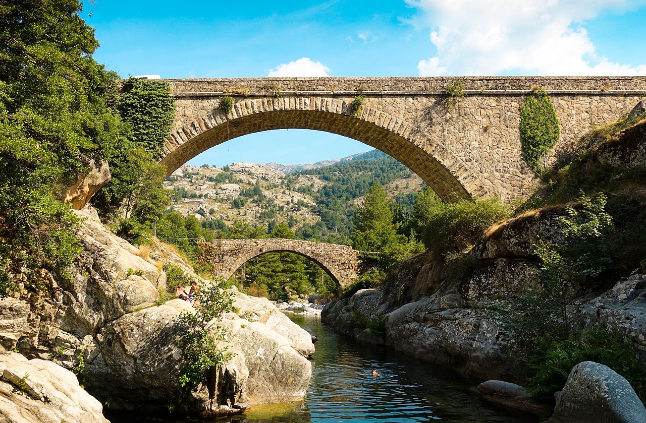 découvrez la beauté sauvage de la corse, une île méditerranéenne à la nature préservée, alliant montagnes majestueuses, plages idylliques et villages pittoresques. explorez les traditions, la culture unique et la gastronomie savoureuse de cette destination de rêve.