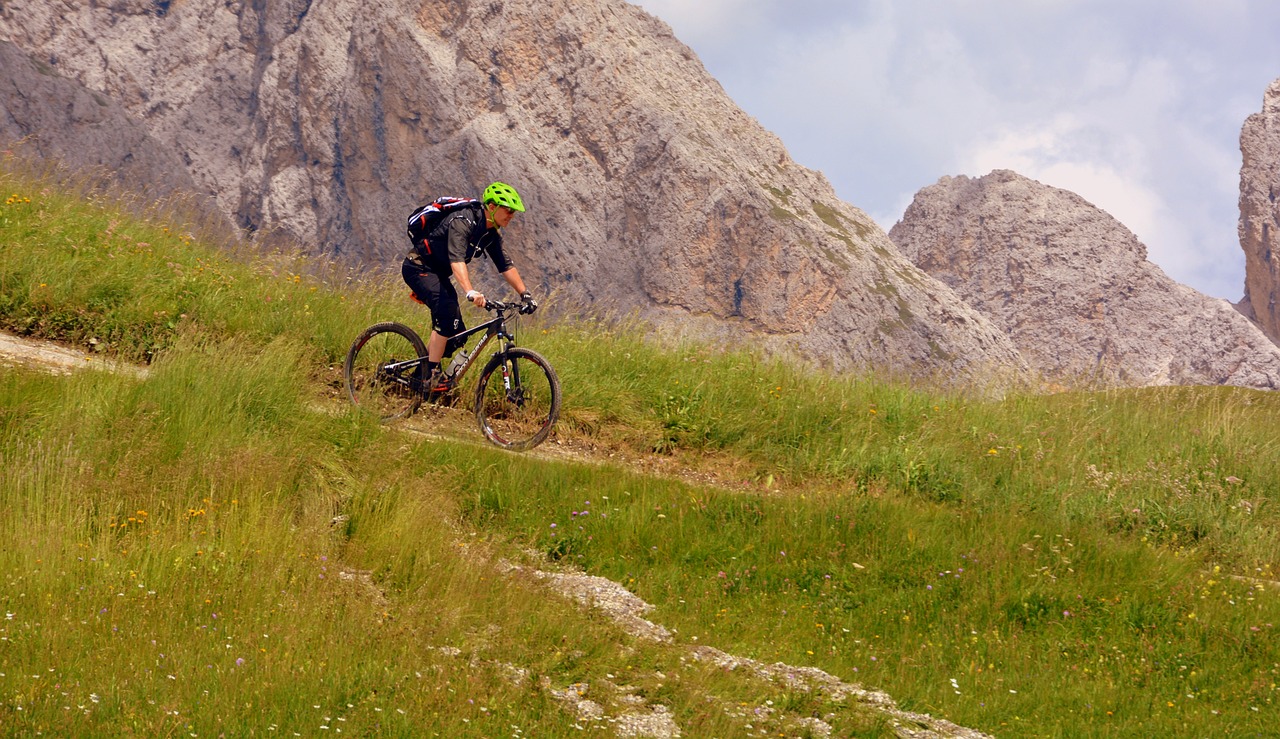 découvrez l'excitation du vtt à travers des sentiers pittoresques et des paysages à couper le souffle. profitez de l'adrénaline des descentes et de la beauté de la nature tout en pratiquant votre passion pour le vélo tout terrain.