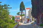 découvrez les îles grecques, véritables joyaux de la méditerranée, offrant des paysages à couper le souffle, des plages paradisiaques, une riche histoire et une culture vibrante. laissez-vous envoûter par la beauté des villages pittoresques, la gastronomie savoureuse et les traditions locales. parfaites pour des vacances inoubliables!