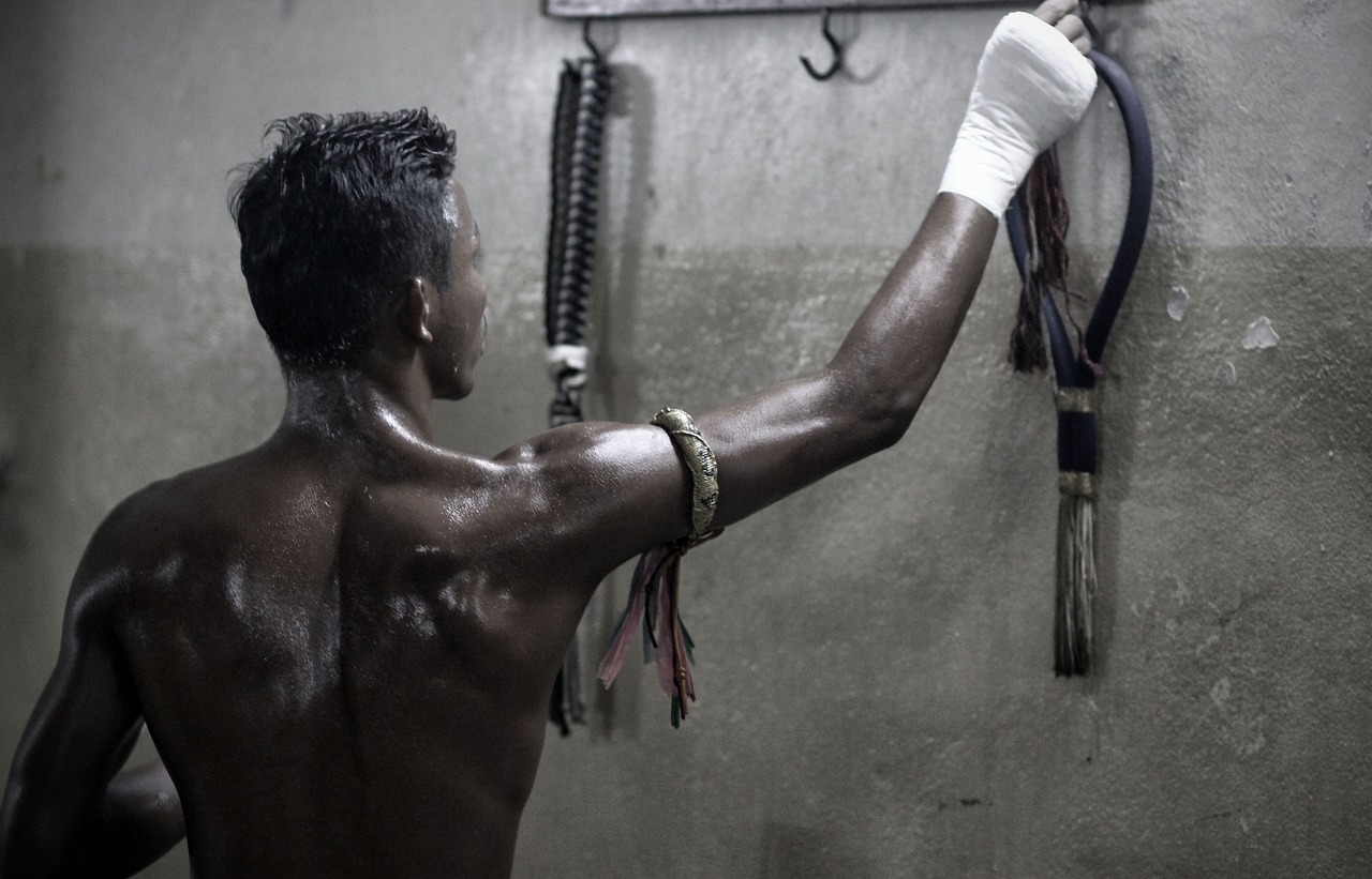 découvrez le muay thai, l'art martial thaïlandais emblématique, alliant puissance, technique et tradition. apprenez ses techniques de frappe, développez votre condition physique et plongez dans une culture riche tout en pratiquant ce sport de combat fascinant.