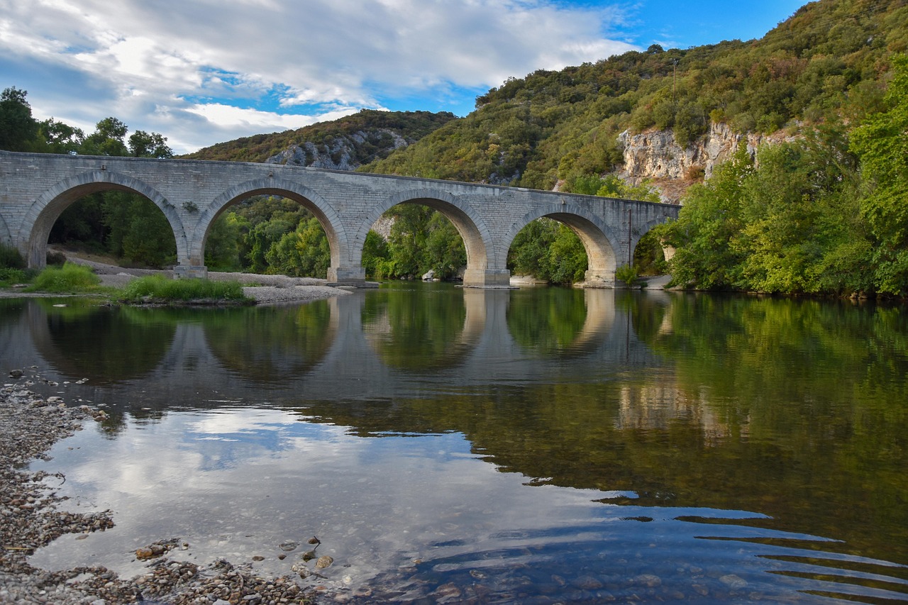 découvrez l'occitanie, région ensoleillée du sud de la france, riche en culture, paysages diversifiés et patrimoine historique. partez à l'aventure dans ses villes charmantes, ses montagnes majestueuses et ses plages méditerranéennes.