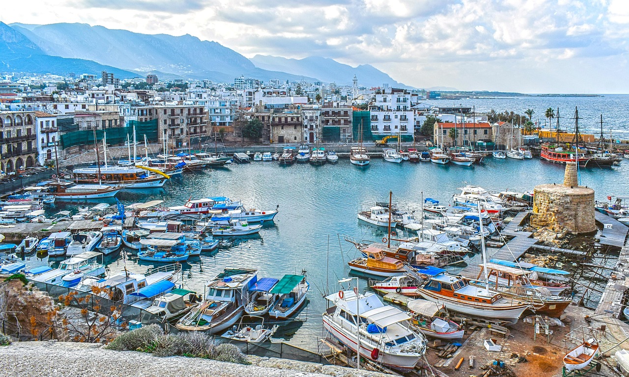 découvrez chypre, une île méditerranéenne fascinante alliant plages paradisiaques, riche histoire et culture envoûtante. explorez ses sites antiques, savourez une délicieuse cuisine locale et laissez-vous séduire par l'hospitalité chypriote dans ce véritable bijou ensoleillé.