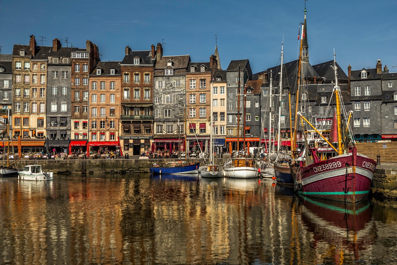 découvrez la normandie, une région riche en histoire et en paysages magnifiques. des plages du débarquement aux charmants villages, explorez son patrimoine culturel unique, ses délicieuses spécialités gastronomiques et ses superbes paysages naturels.